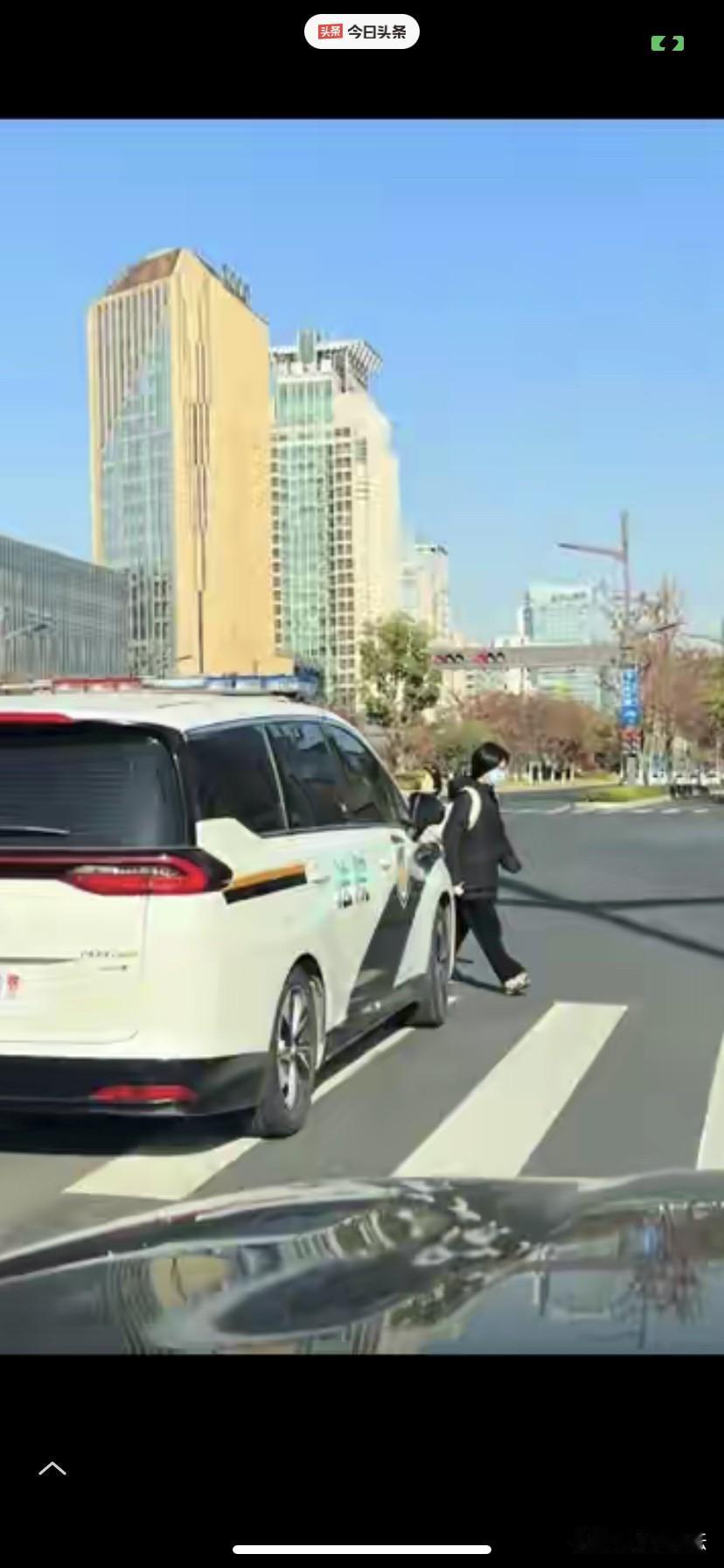 无语了，河南法院一车辆被爆料在杭州闯红灯。
2025年11月11日有网友爆料称，