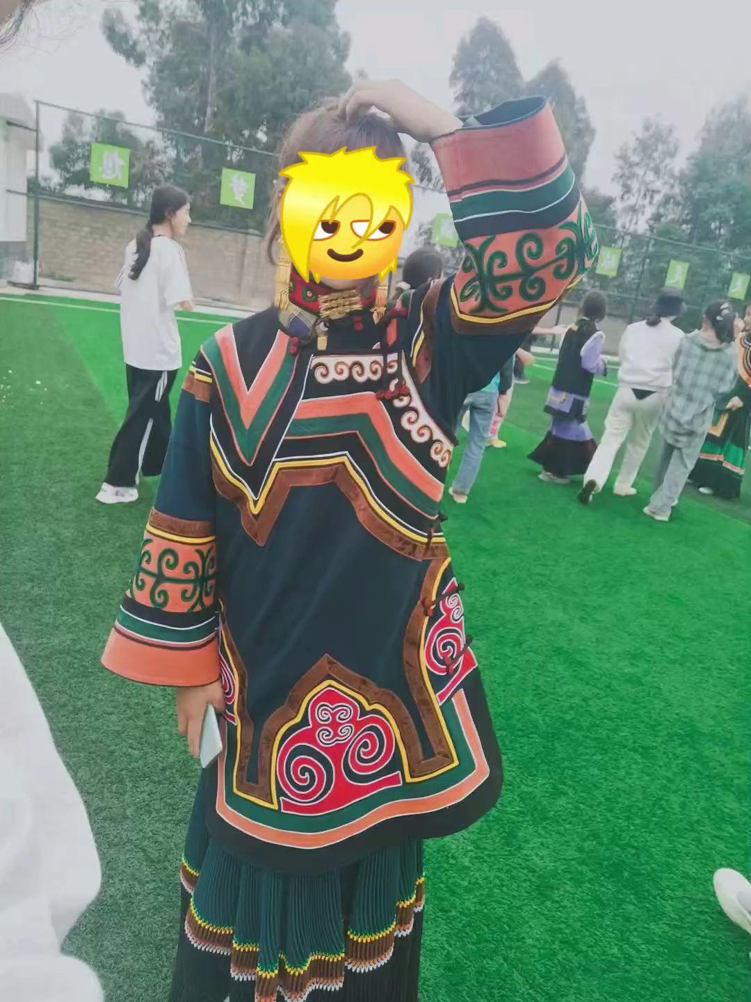 家风良德垂圣恩，祖照厚德世代传。