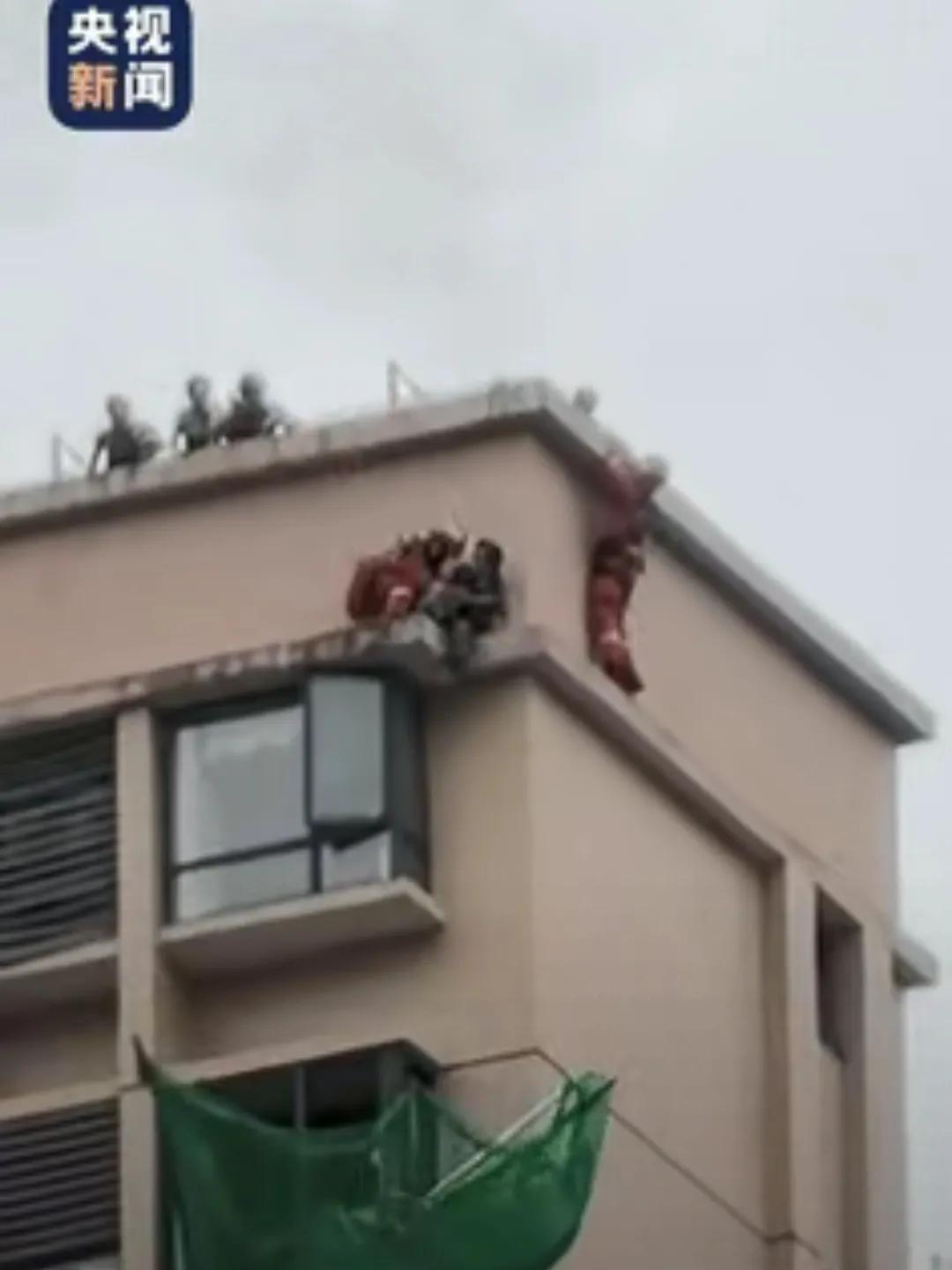 眼泪止不住了！湖南，女子欲从33楼轻生，女儿撕心裂肺大喊：“妈妈你回来，我真的需