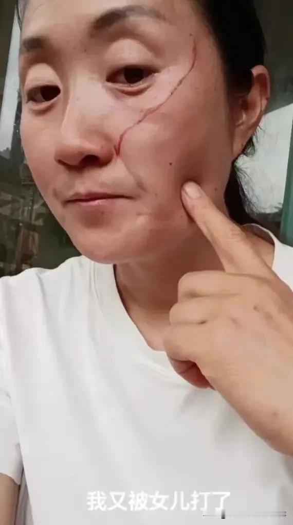 看完这件事真的让人心里很堵，辛苦付出的妈妈换来这样的对待，委屈又心寒。
 
事情