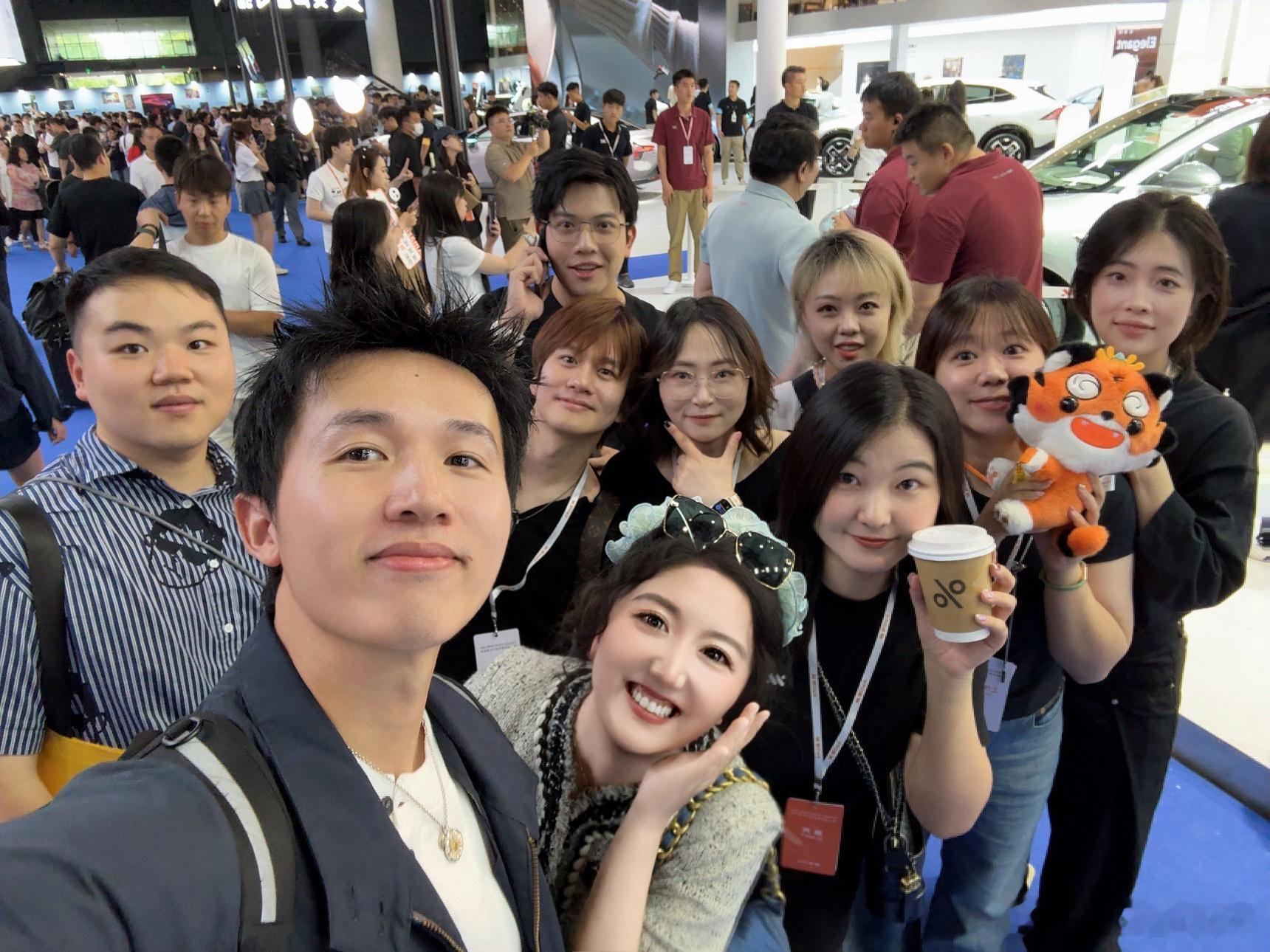 在成都车展智己展台 就像回家一样惬意[打call]新一代智己LS6小订近5万台买