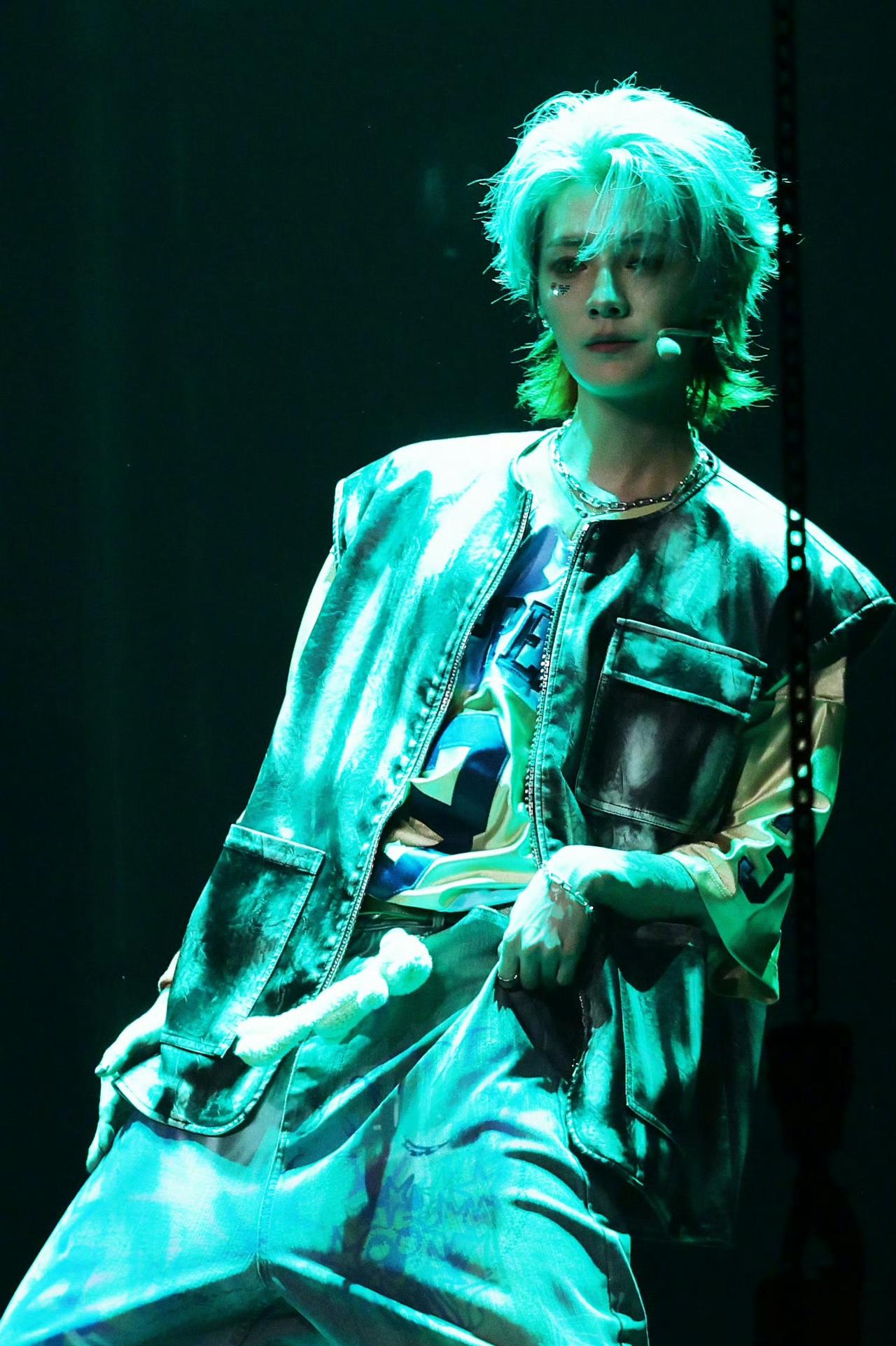 关晓彤听分手歌百遍引热议，鹿晗演唱会成情感“暗号”

2025年9月5日，《王牌