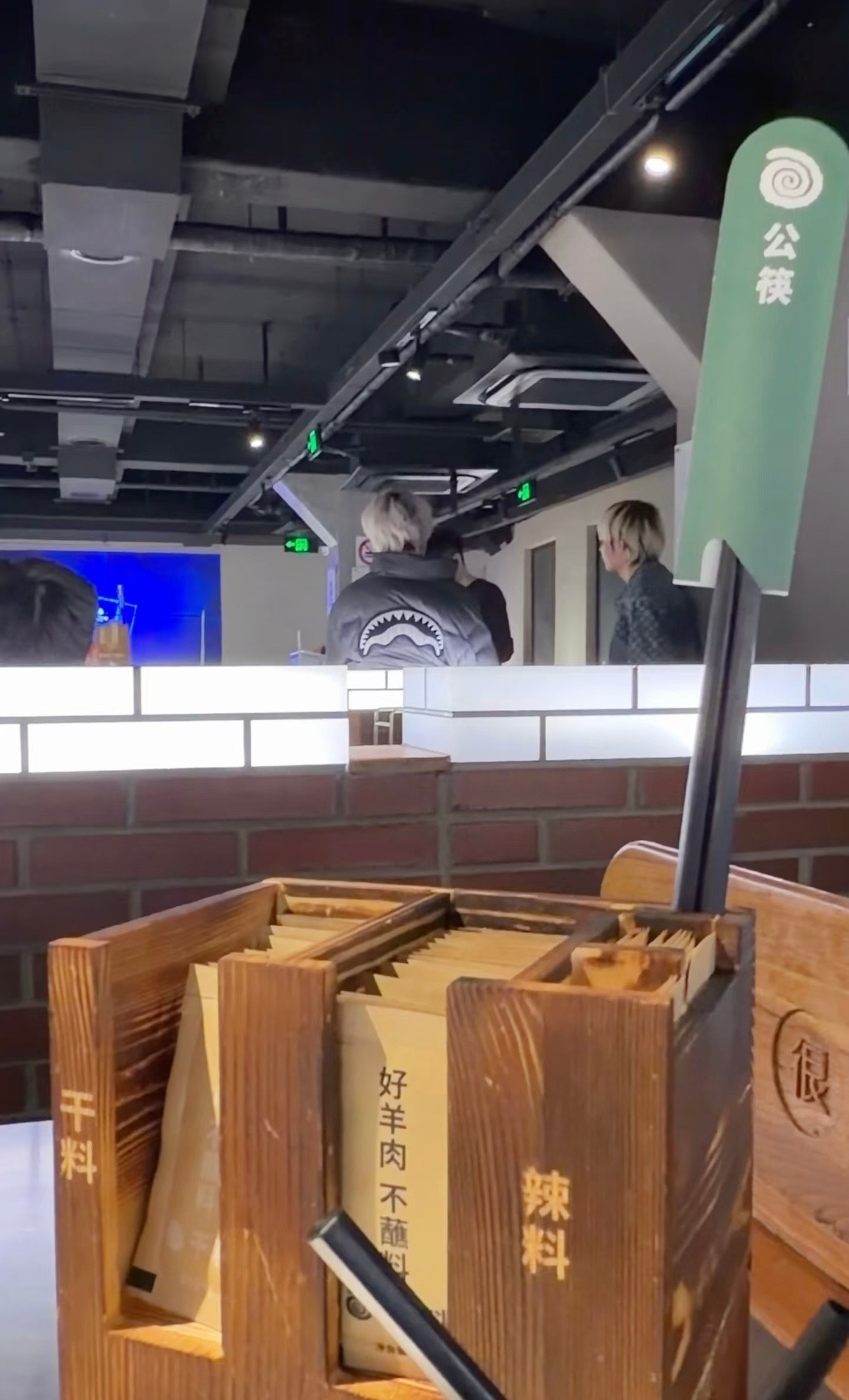 两个人就这样偷偷藏不住… 