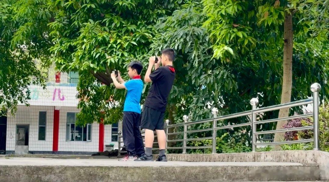九丝这个摄影展童年味满满擦亮小小镜头定格家乡美好小小摄影师齐聚展厅参展，一帧帧实