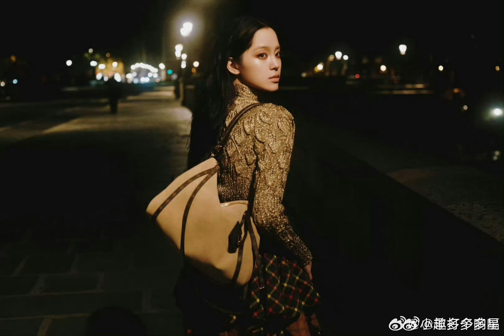 欧阳娜娜LV看秀造型欧阳娜娜巴黎LV秀场变身行走的时尚画报！格纹大衣配短裙，腿长