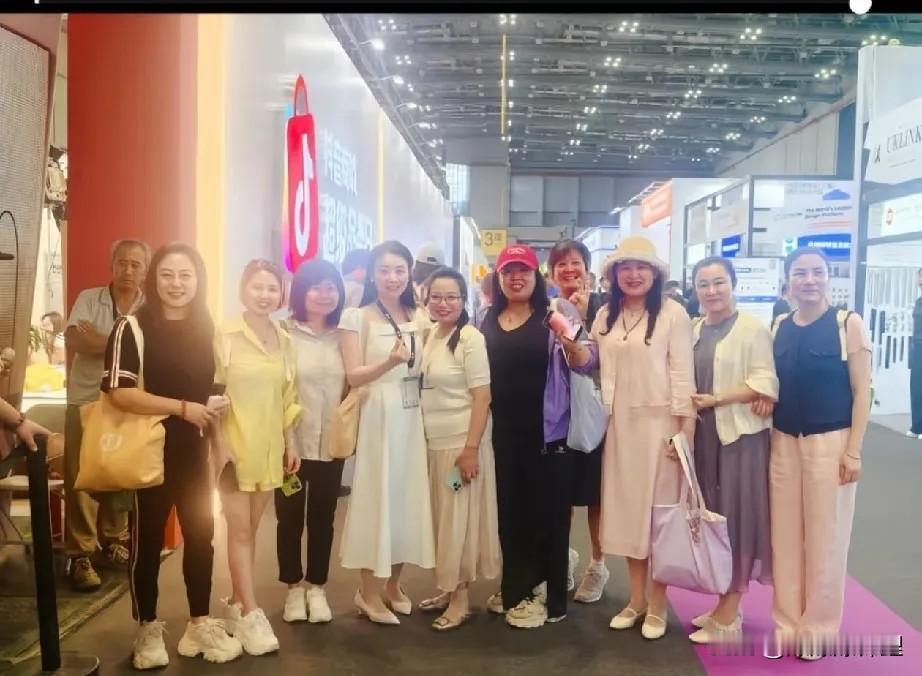 网传离了董宇辉，与辉同行在上海家博会首秀，居然还能干出1.3亿的GMV。这数据一
