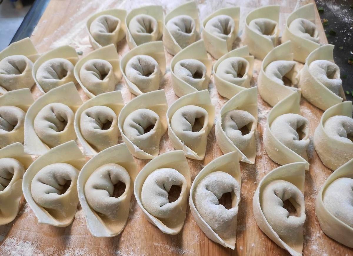 昨晚刷热搜时发现“偏财运配置表”冲进榜单前三，话题阅读半小时破三千万，源头是一条