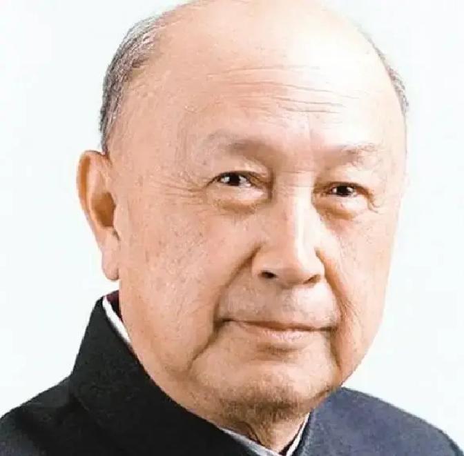 1964年冬夜，钱学森筷子尖悬在鸡肉上方半寸，突然厉喝：“别动！有苦杏仁味！”警