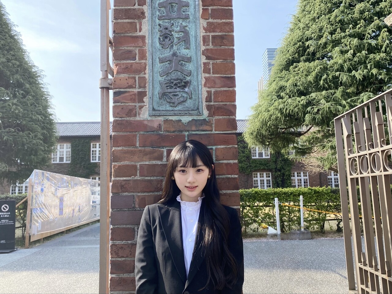 川﨑桜「卒業式では少し大人になった自分を表現したくて、いつもは選ばない紺色の振袖