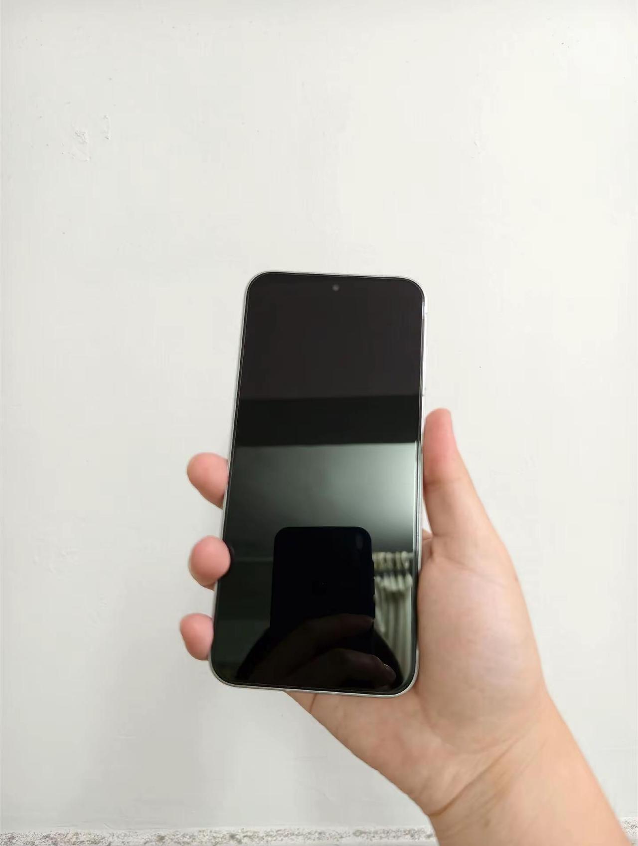 vivox300s配置很均衡水桶，影像、续航、扬声器、屏幕外观和手机手感都还可以