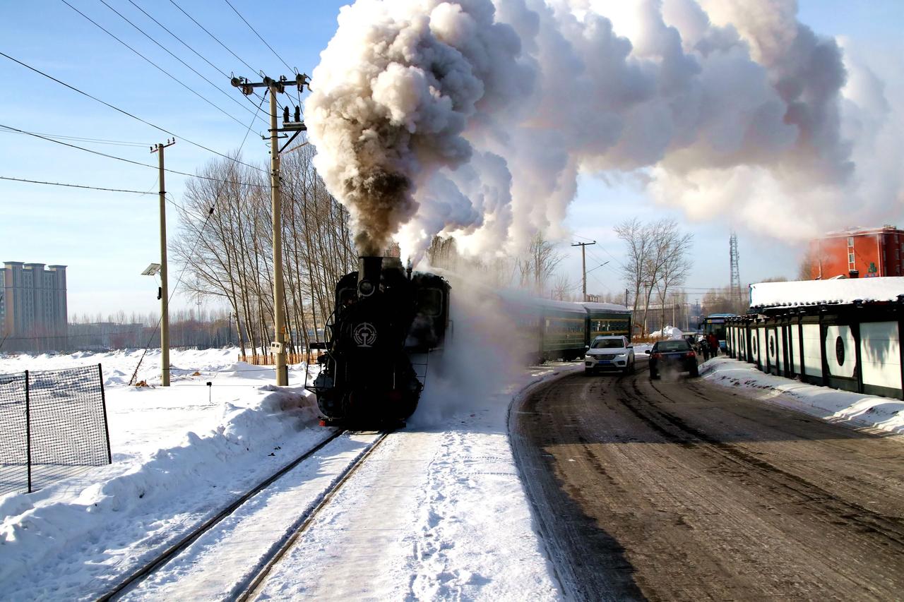 铁马长嘶踏雪路，火车飞驰向远方。
蒸汽火车，穿越时空
#列车行走如蛟龙# #火车
