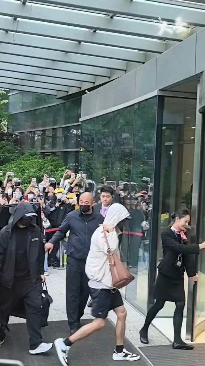 肖战出发澳门了，去参加亚洲电影艺术节，期待帅哥