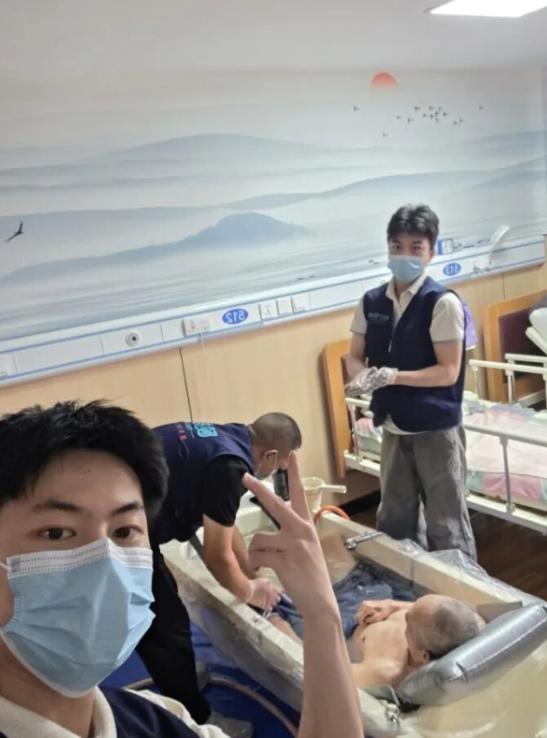 “太意外了！”浙江杭州，一名小伙原本在医院当护士，如果继续干能够月薪过万，但他反
