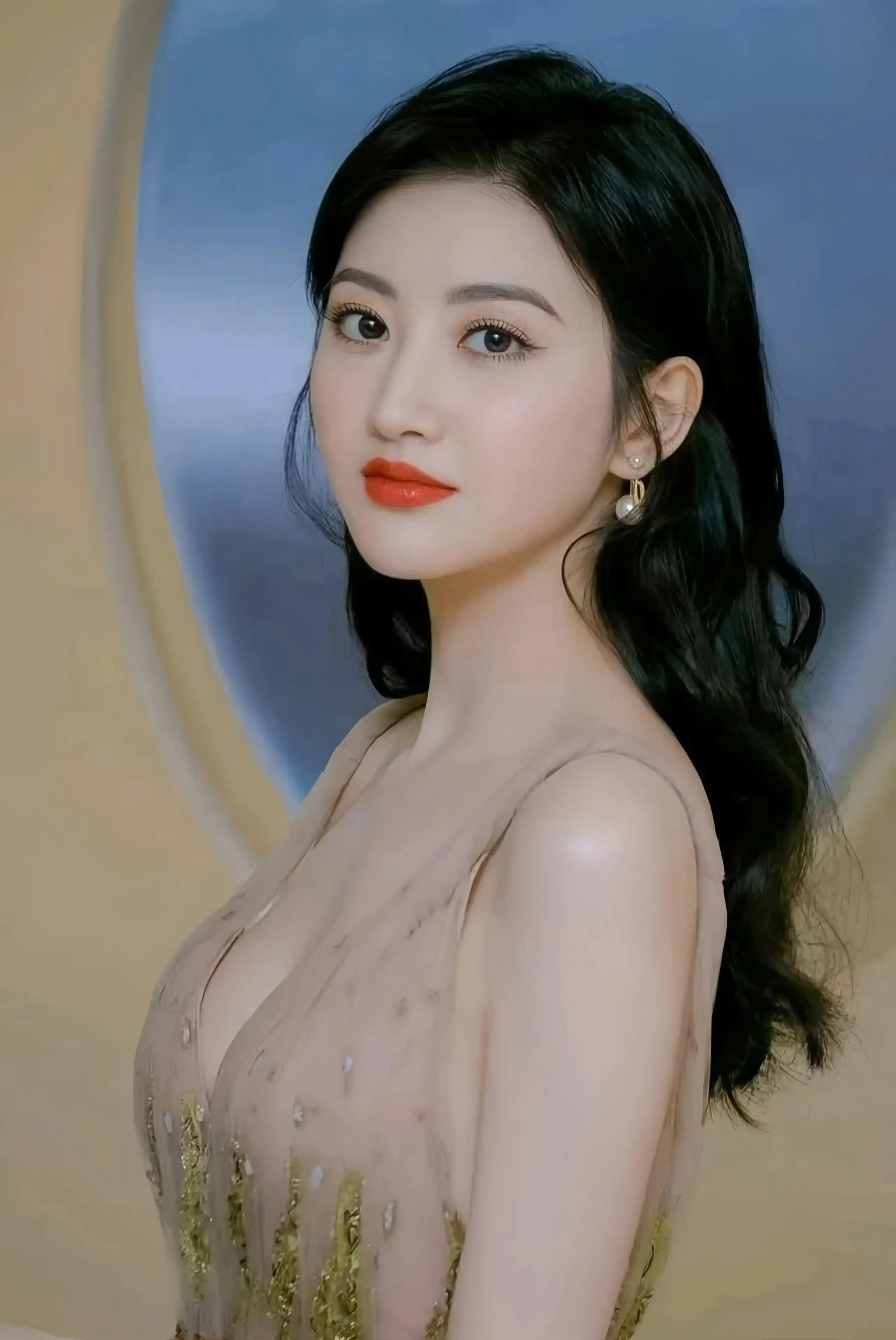 演员张蓝心疑为景甜发声 这就是girls help girls吧！有一说一，这件