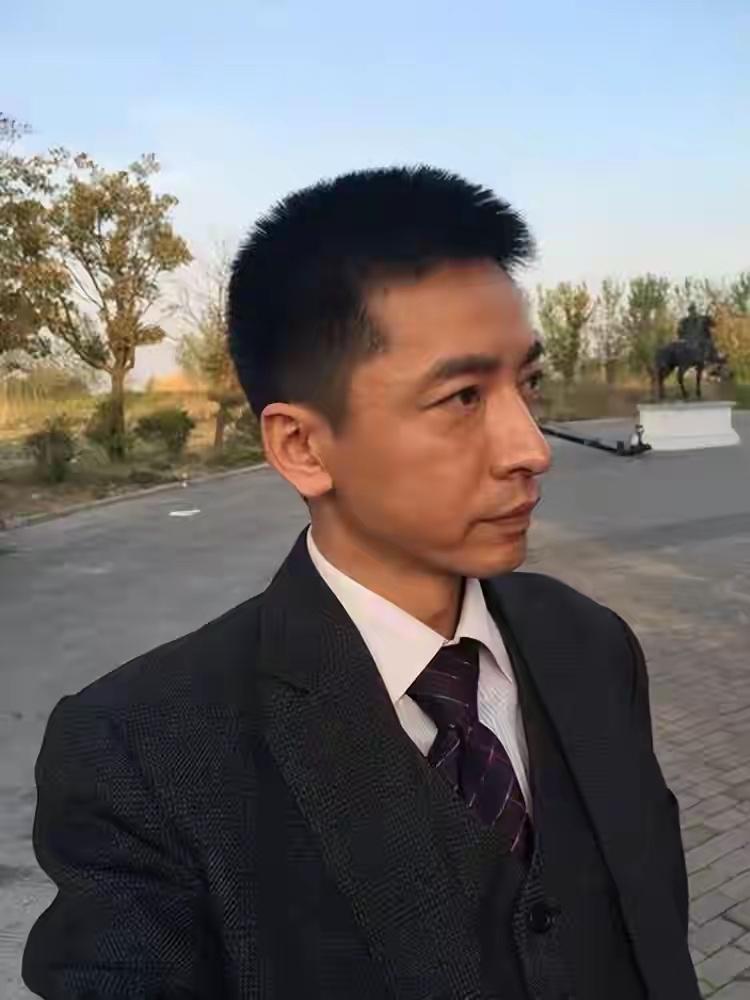 王鑫，这么帅，可惜了。
演技挺好，还不如只当个演员。
留校当个老师也可以啊。