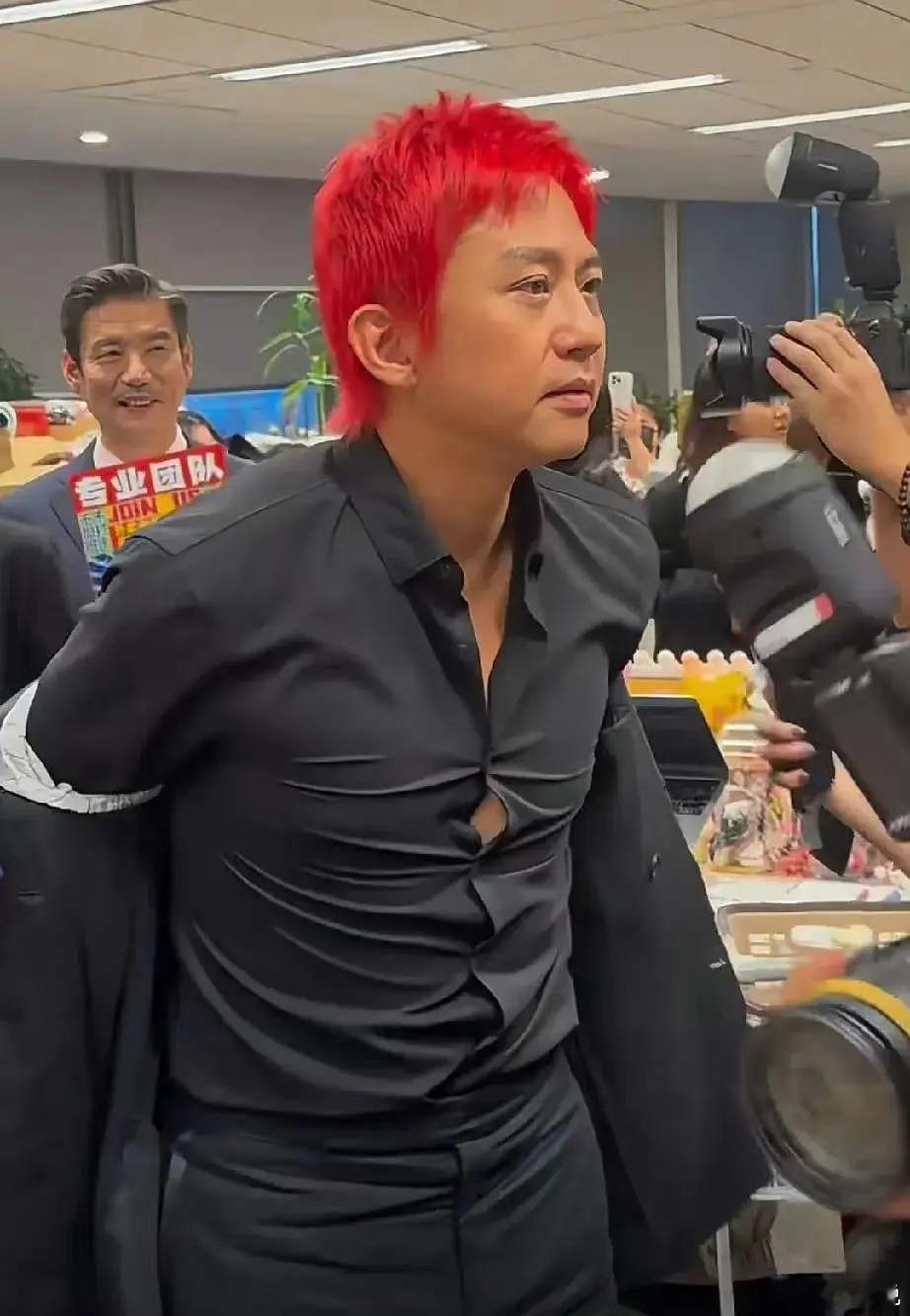 《邓超疑似偷了杨幂的假发》#邓超说胜券在握剧组是鸳鸯锅# ​​​