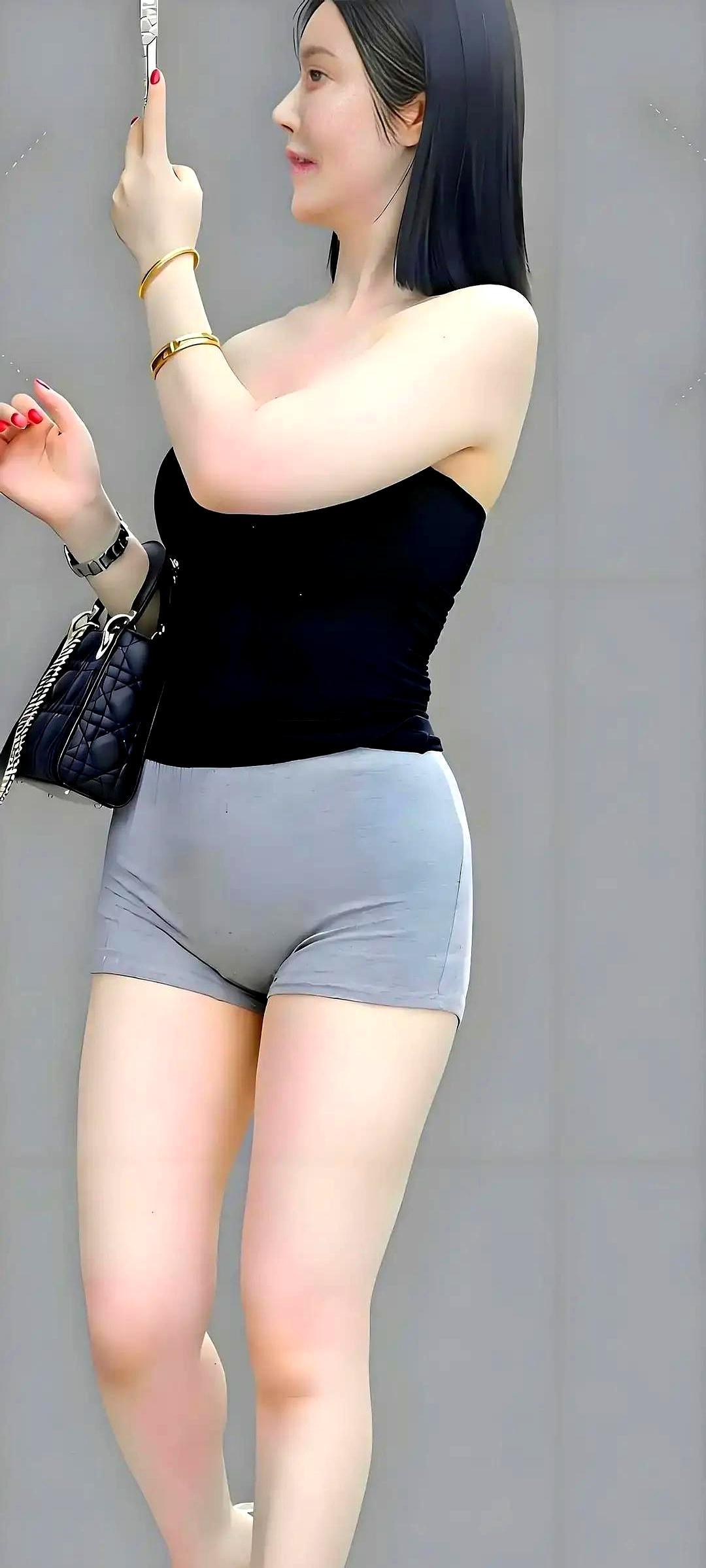 六点起床，锅铲还在响，地铁卡已经捏出汗。
 
四十岁的腰，被生活压成问号，一条高