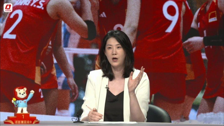 薛明点评张籽萱不管是在领先还是在落后，对于战术的执行都很坚决，坚决给副攻，打战术