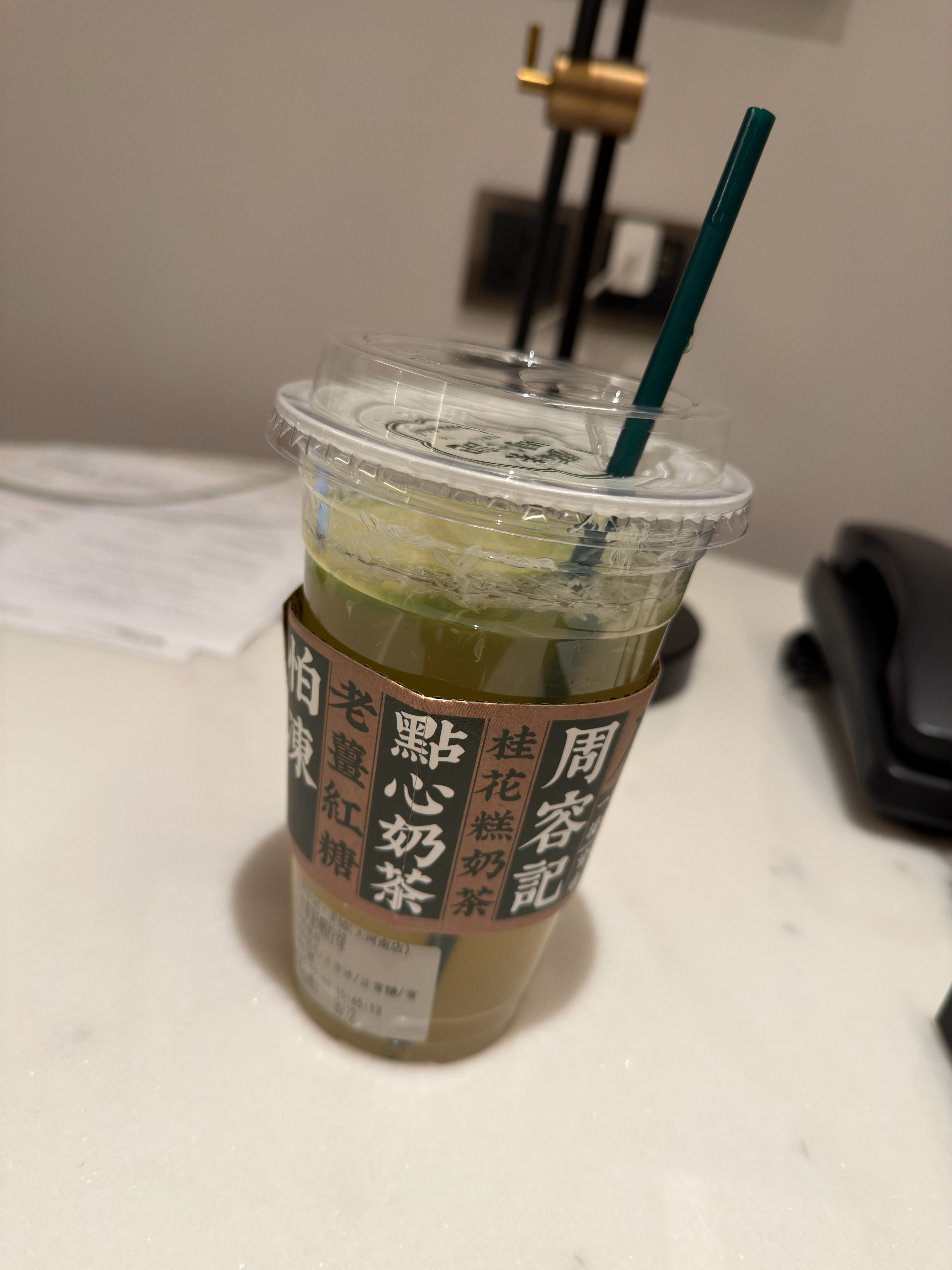 刚送我喝饮料的小姐姐，跟我说这是广东的凉茶………我对广东凉茶的刻板印象，不应该是