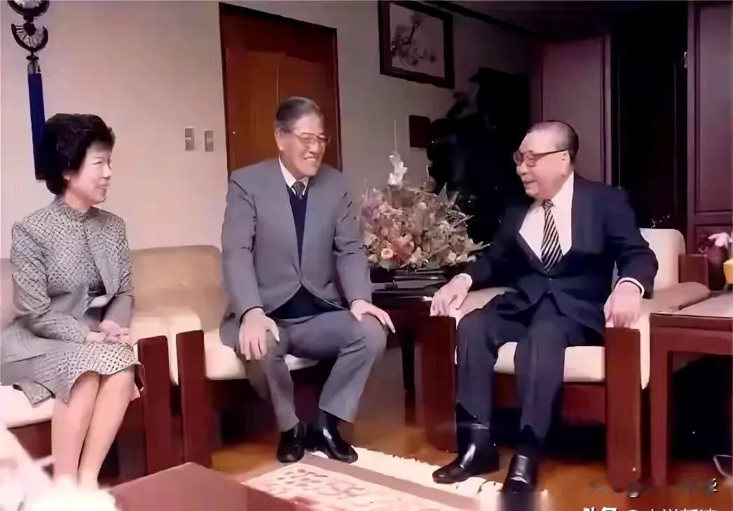 关于图中，在领导面前坐沙发只坐半边，上身立挺者有两种解读：第一种是真胆小者，在领