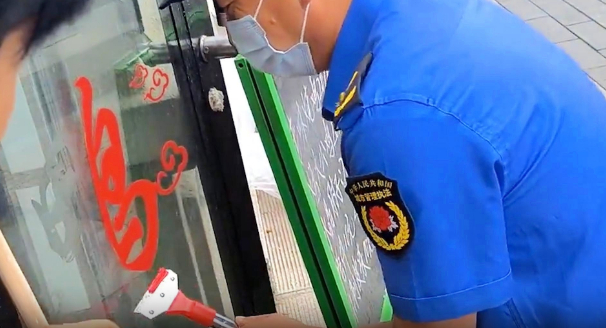 【城管人员铲除商户门上贴字广告，黑龙江伊春伊美区回应】#官方回应城管人员铲除商户