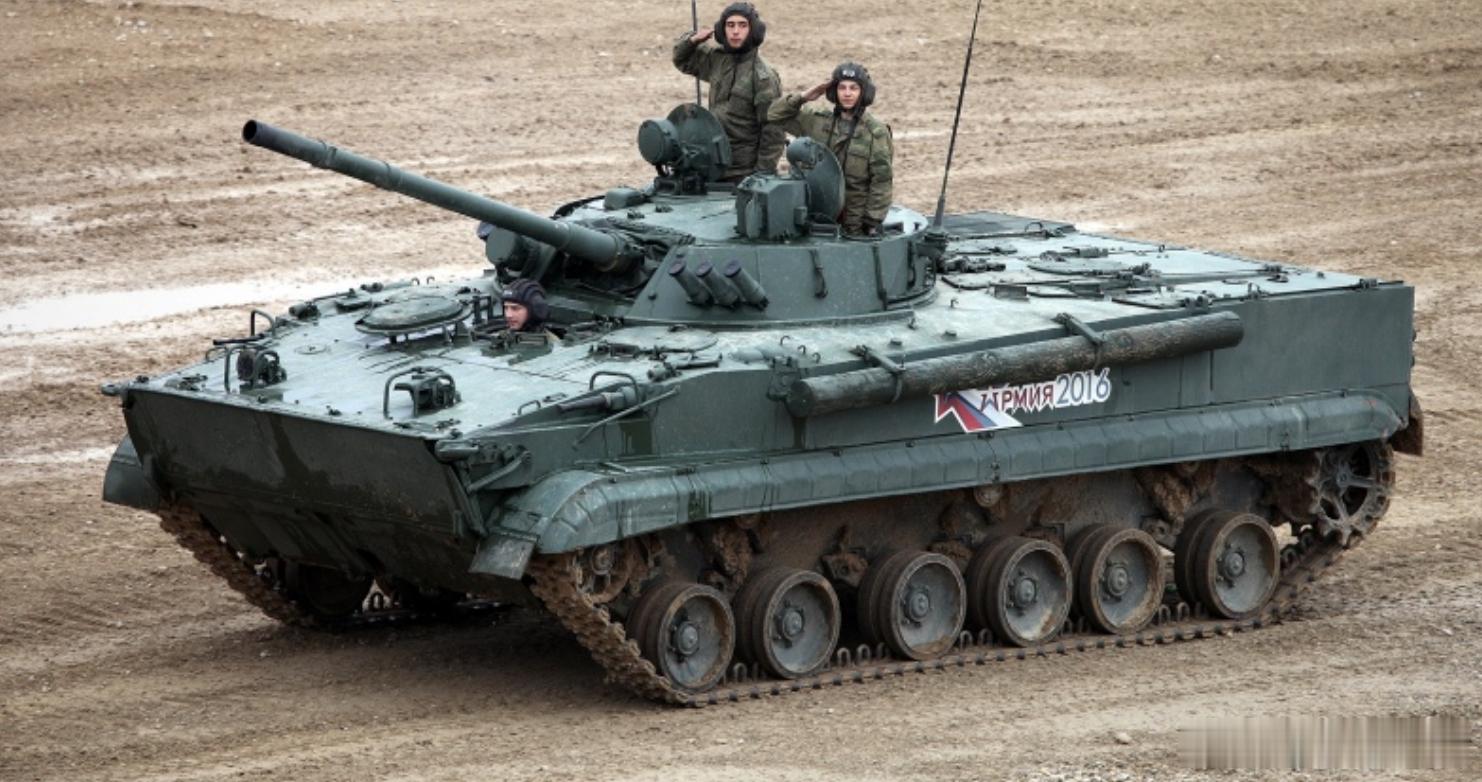 俄军又收一批BMP-3，全身加装防护网，战场经验全写进铁皮里？2026年7月27