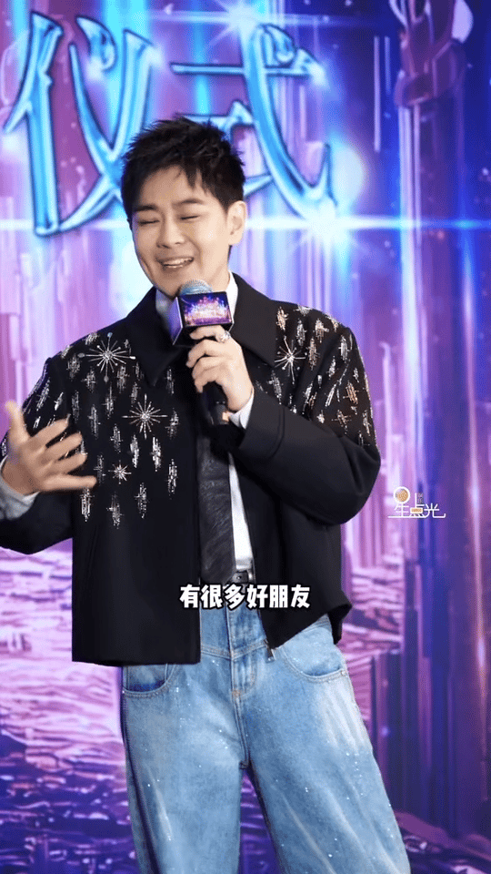 这居然是51岁的林志颖 51岁依旧帅得犯规！巡演启动仪式上潮流穿搭吸睛，清唱《十