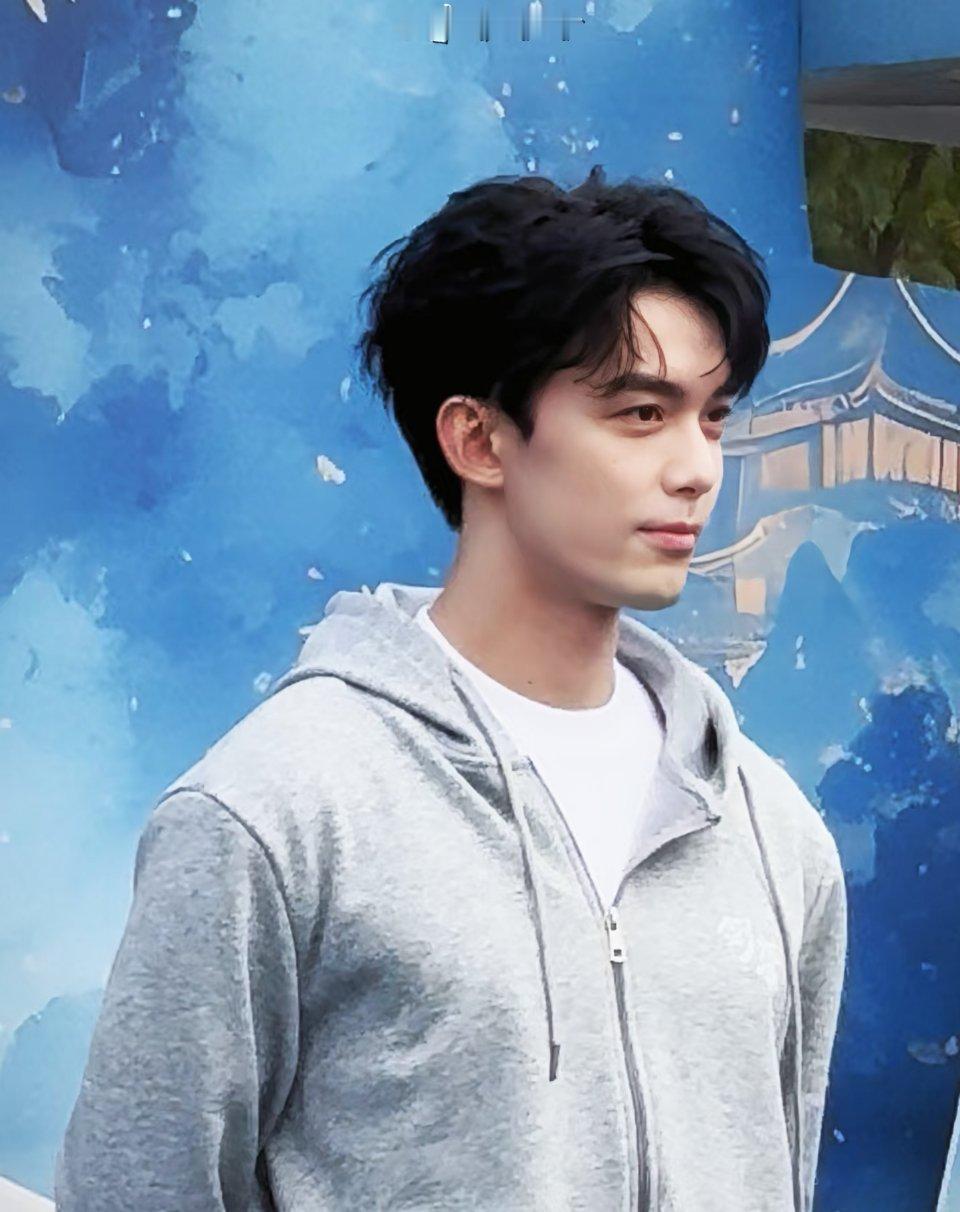 吴磊真饭撒  吴磊亲自为粉丝做三明治，这“真饭撒”太贴心。粉丝享受颜值盛宴同时，