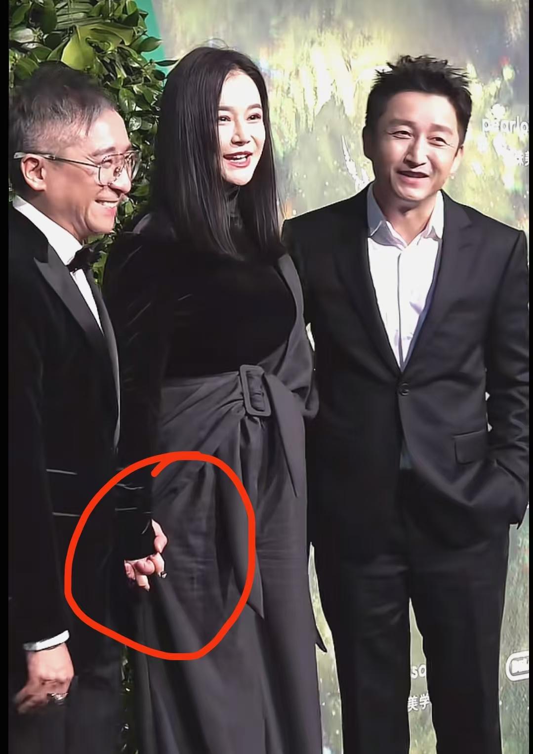邹市明的妻子冉莹颖，和商业老总见面，居然直接十指紧扣，这还是在邹市明的眼皮底下！
