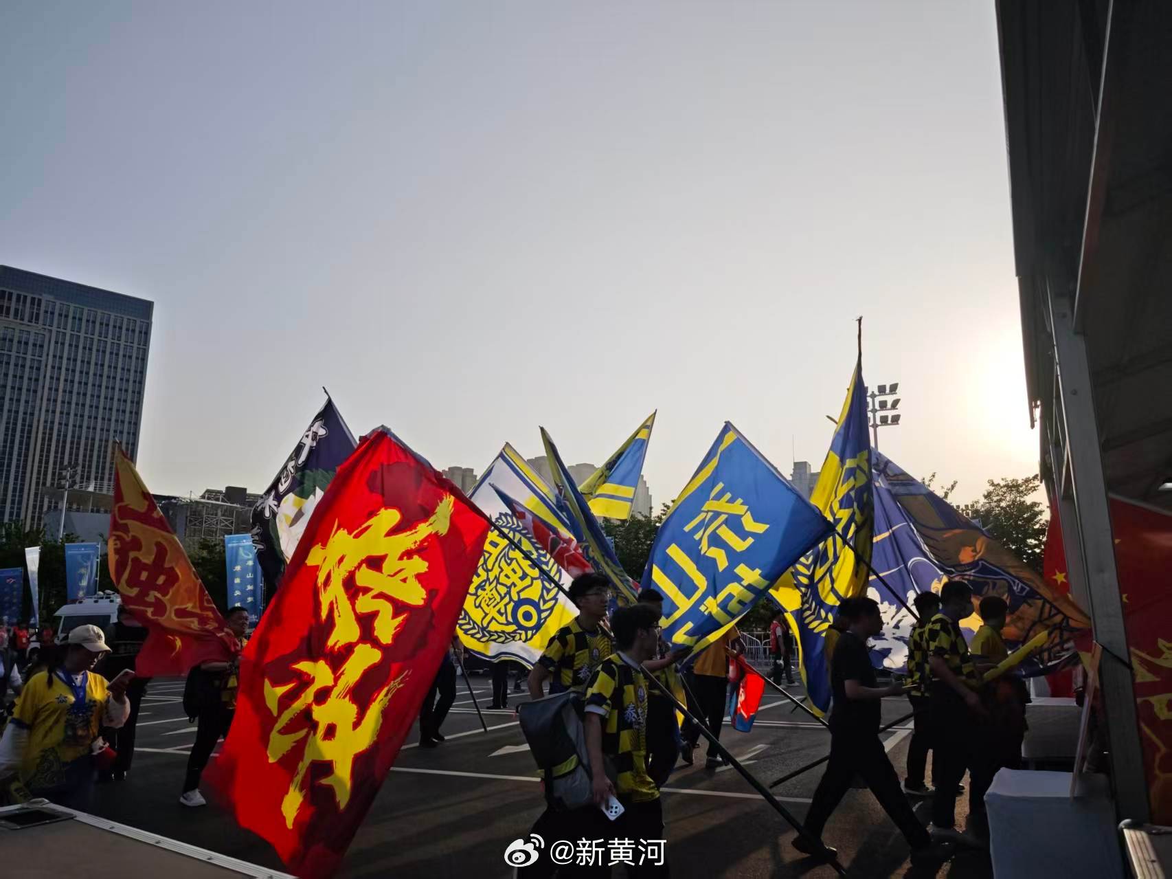 #泰安泰山城建主场氛围燃起来了#【#2026齐鲁超赛揭幕战# 一触即发，泰安队主