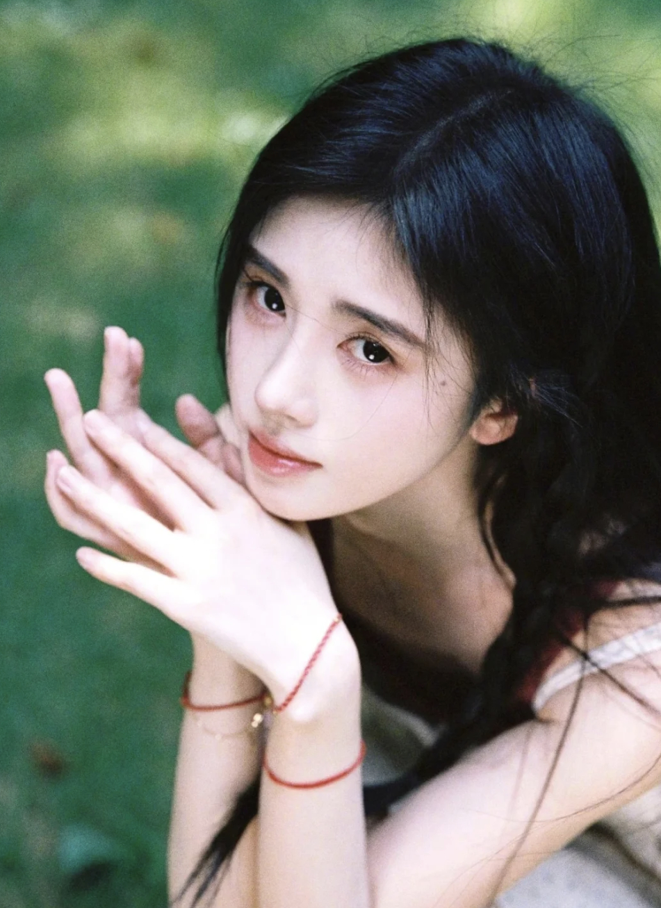 鞠婧祎：惊为天人的美貌。小鞠真的好美，每一张都想拿来当头像。（图源网络侵删） 