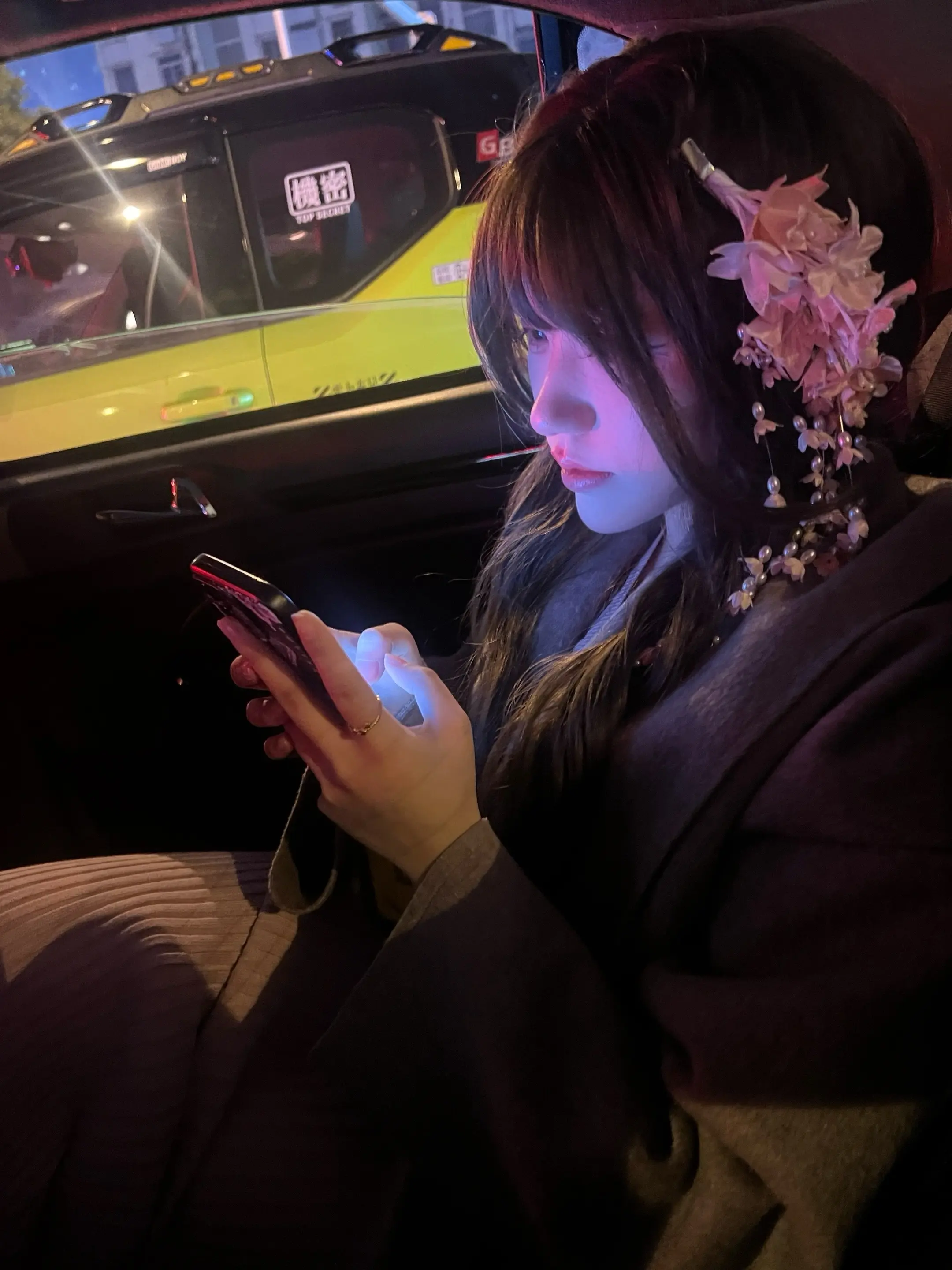 可一个女孩又能有多少的八年 谁许你天上人间 谁和你恨海晴天