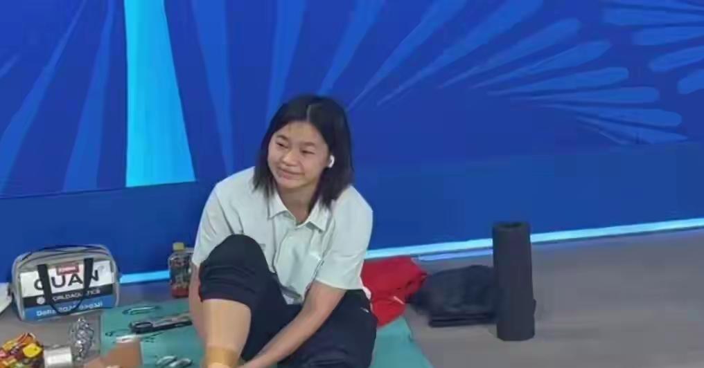 她站上跳板，没人替她跳。
教练教了，她记住了，可最后一跃，只有她自己敢跳。
没人