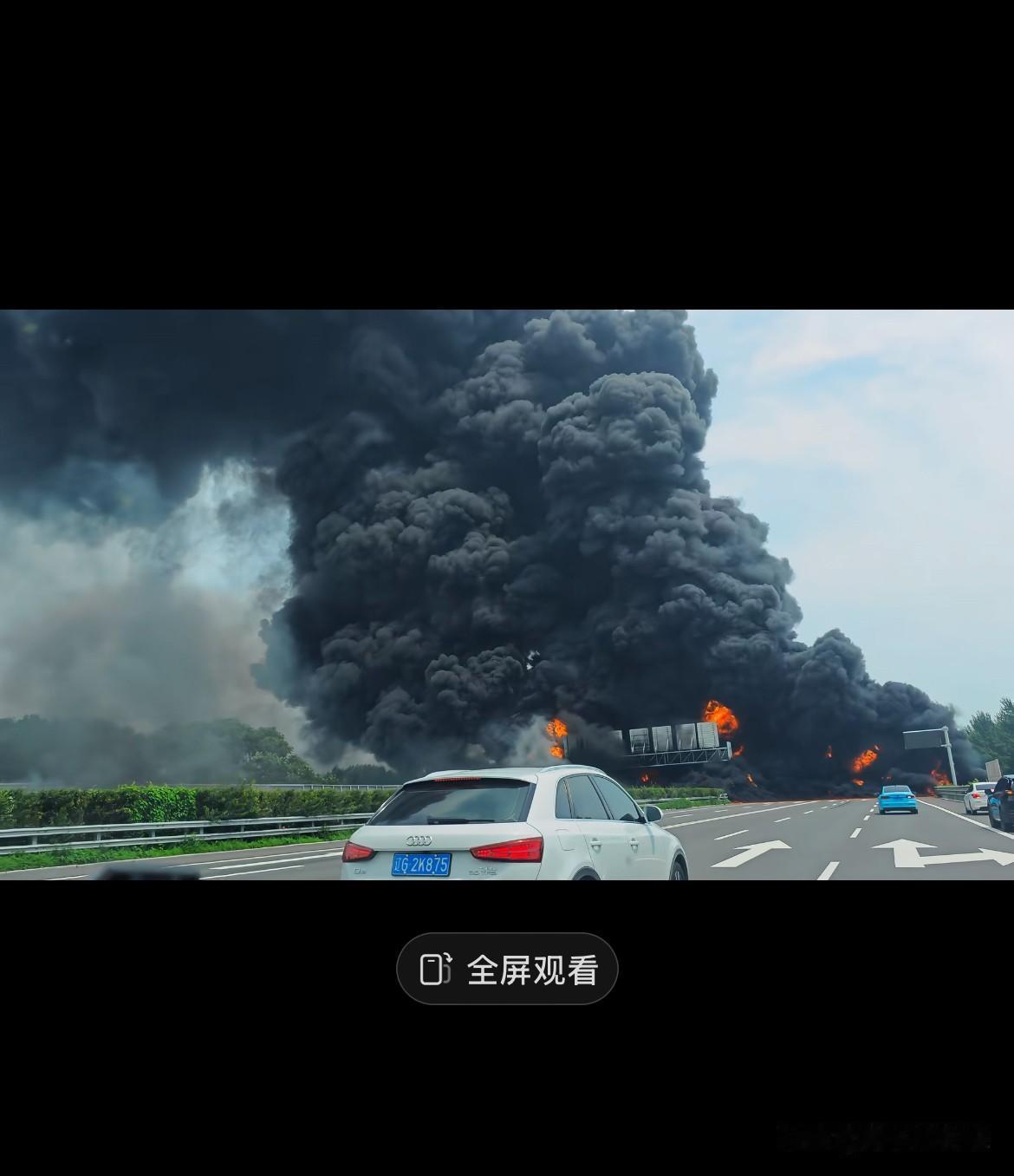 反正他过去之后，火势更大了！
瞬间起来个大火球，明显爆燃了，升起了一团浓雾，可能