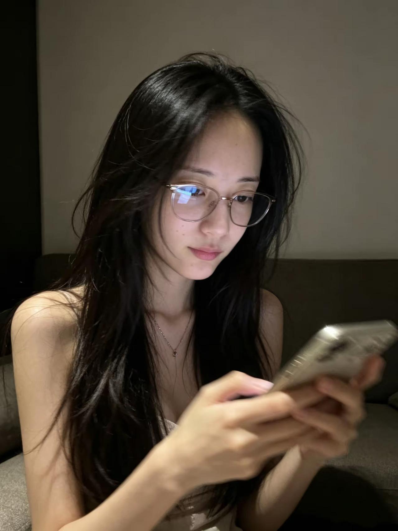 深夜刷手机，沉浸在屏幕的世界里 睡前刷手机危害 逃离手机焦虑 我在刷手机 无意识