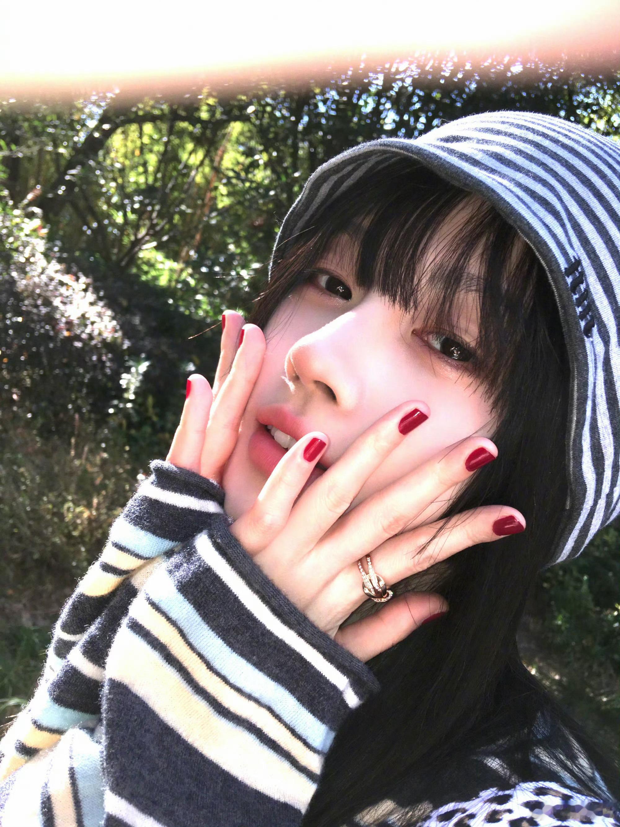 鞠婧祎红色指甲鞠婧祎晒红色美甲 鞠婧祎晒红色美甲，好显白，被种草了 