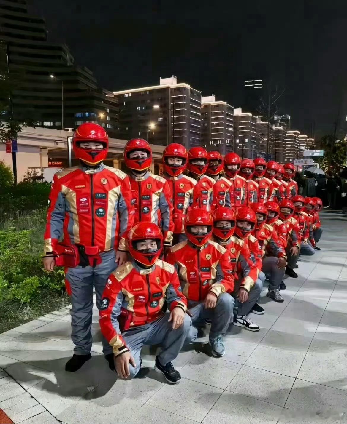 好家伙，前边淘宝闪购刚换新工服，现在京东外卖也要换了，大红色配色，搭配上头盔，这