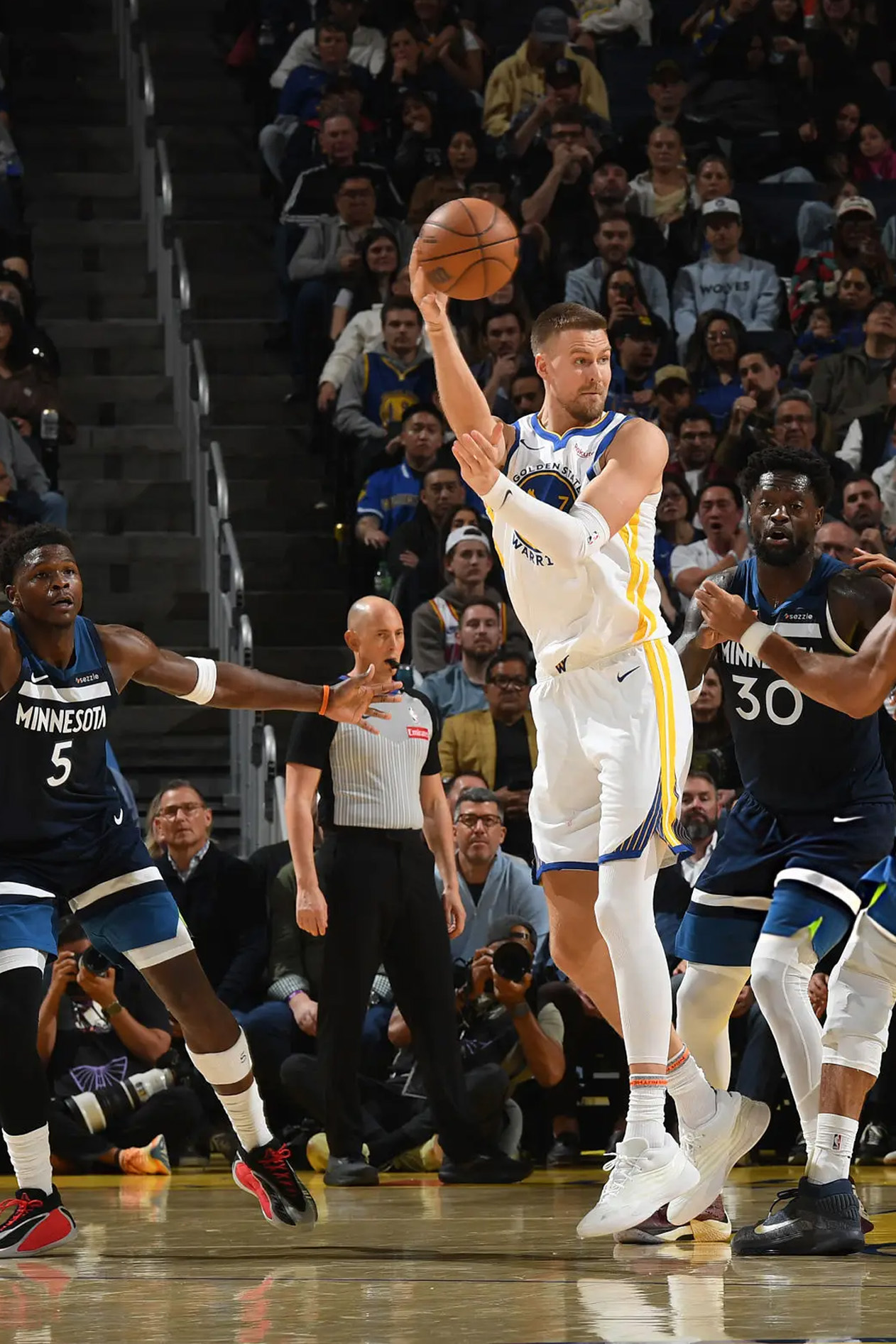 克里斯塔普斯·波尔津吉斯 · adidas Dame 10登场22分钟 16投7