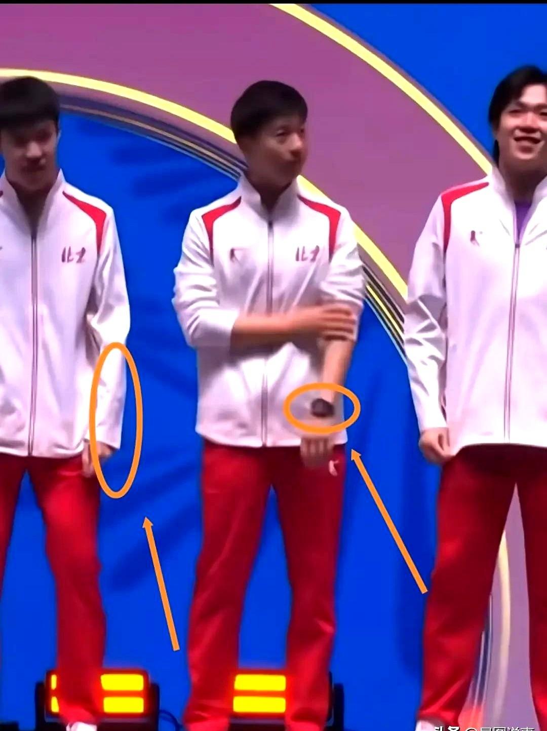 总算知道 为什么马龙在男团领奖时挽起衣袖了，
全运会男团决赛，北京队赢了上海队。