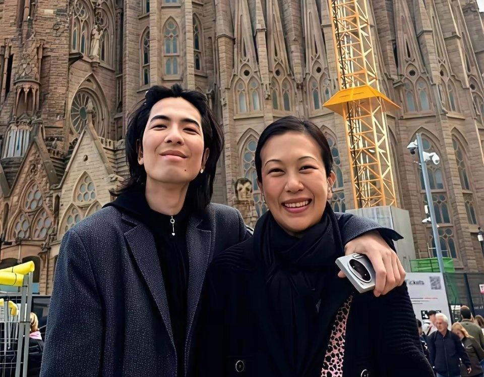 夫妻俩姐弟恋
一个39岁，一个53岁
相差14岁，
两人在一起快20年了，
没有