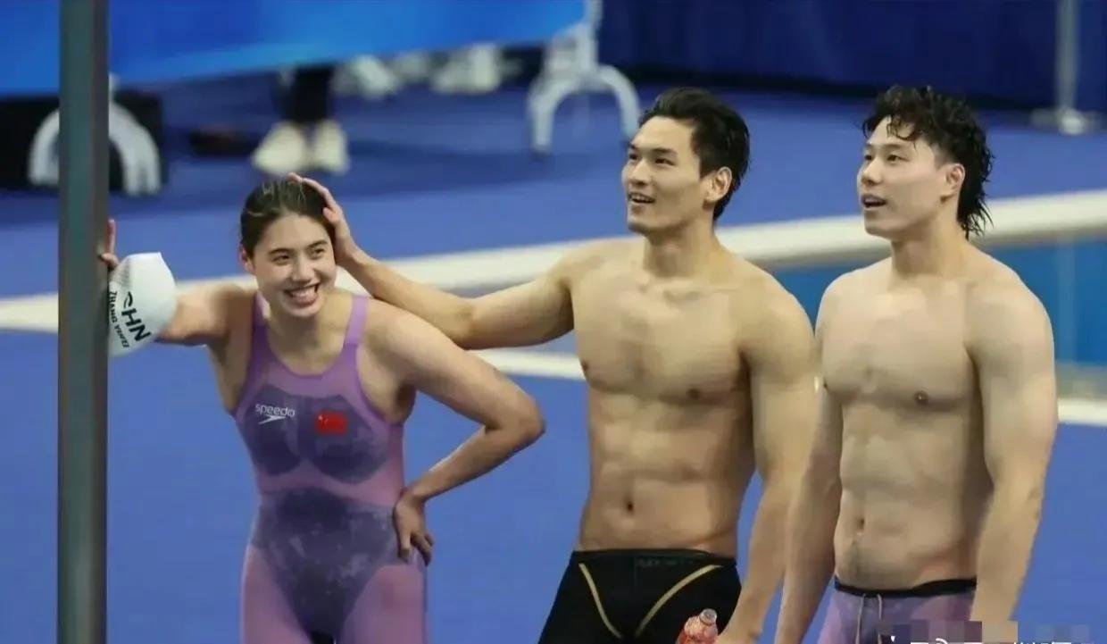 游泳队的气氛是真的好，有张雨霏这个爱笑的开心果在，想不开心都难。她的师哥师弟也特