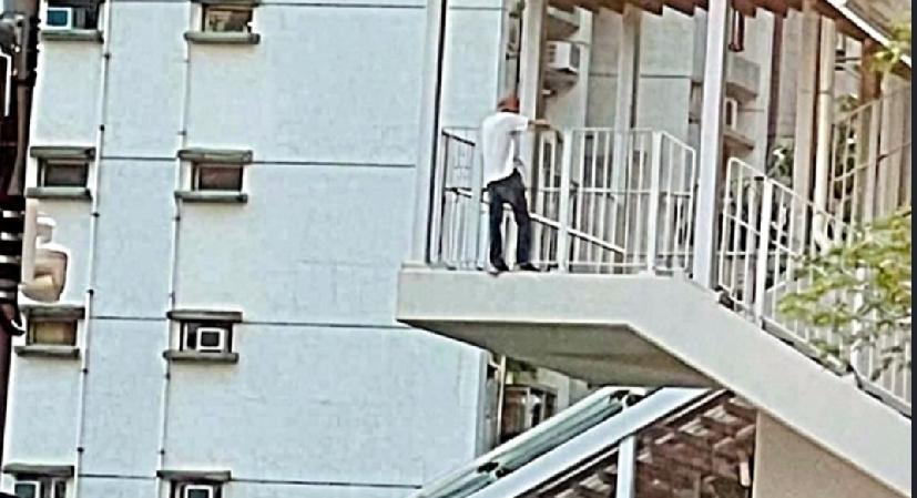 7日午5时许，一名男子危站在香港慈云山道中央球场附近天桥，情绪激动，途人见状报警