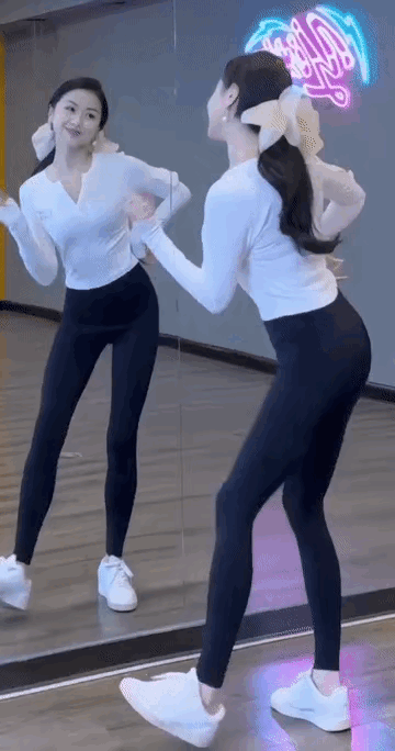 张元英的扭胯舞（图二）刚过，鸭子舞（图一）又火起来了！根本看不过来！ ​​​