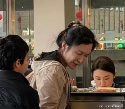 机场偶遇张纪中一家 杜星霖管四娃素颜憔悴火气大 混血大儿子好委屈！ 
