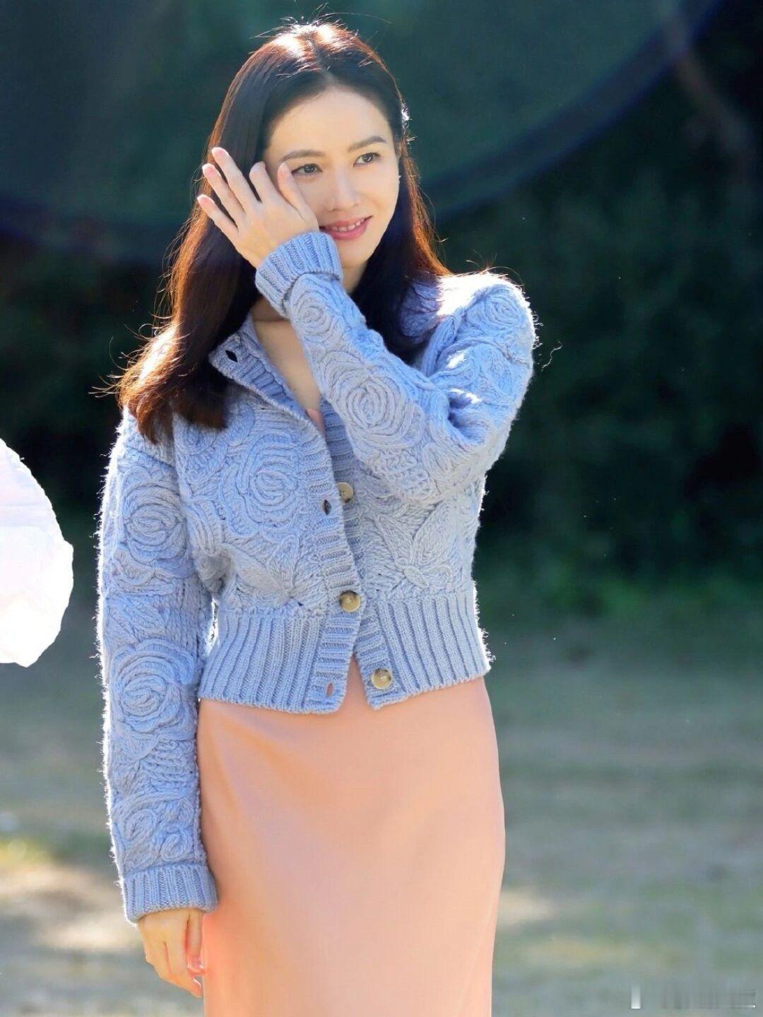 40岁孙艺珍，本来就是甜妹类型的吗，所以一直给人的感觉都很嫩，谁40岁能有这么个