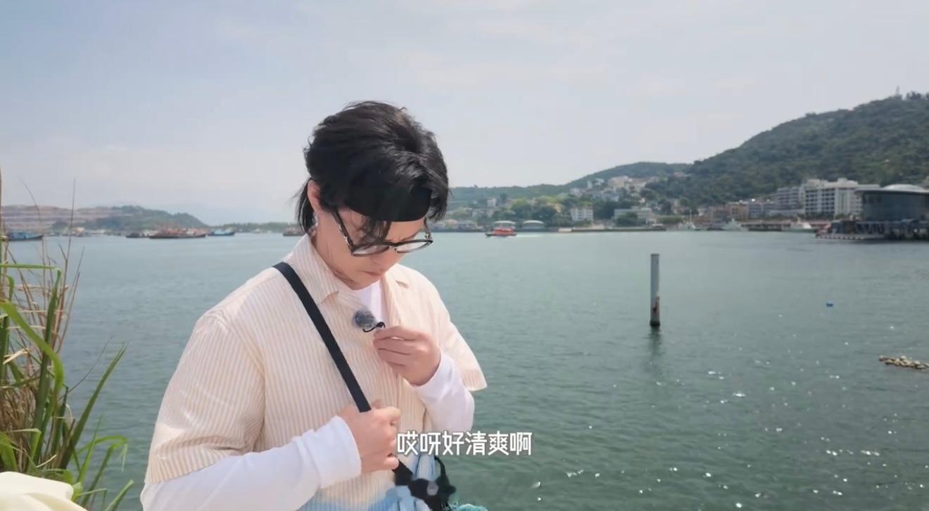 尹正海边vlog把烦恼丢给浪花，把松弛留给镜头🐚 海边发呆、车上清唱、研究"怎