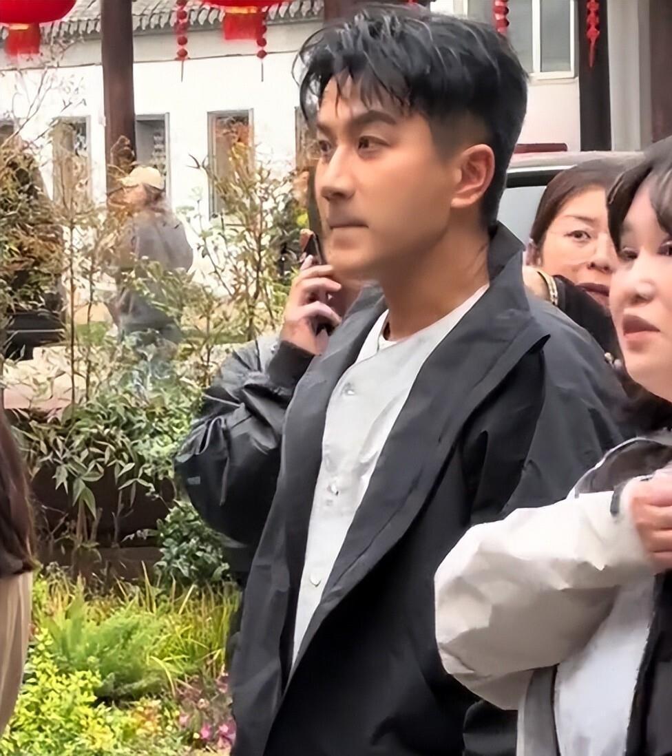 52岁刘恺威高调牵手圈外女友！俩人十指紧扣现身香港红馆，父亲刘丹一句话耐人寻味