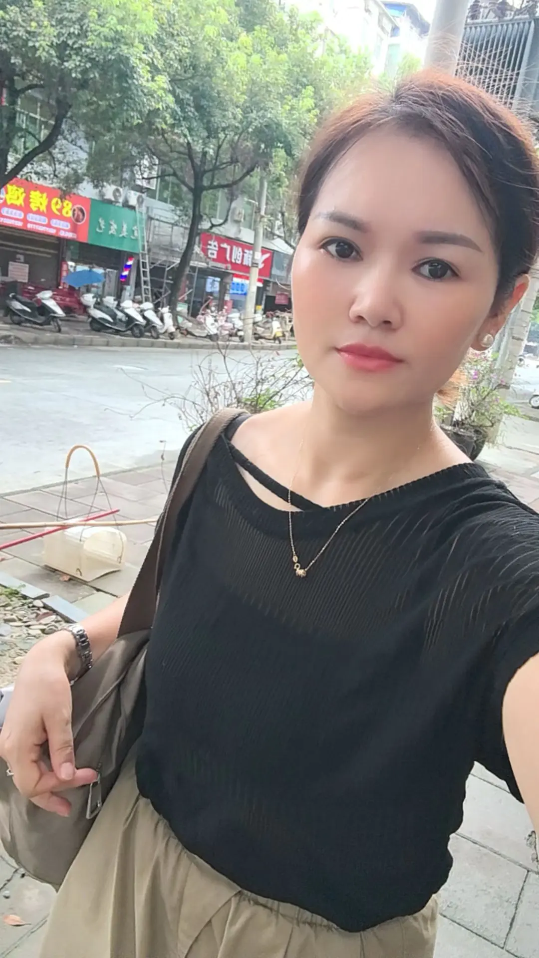 丧偶的姐妹们说说你们一个人带孩子熬过了多少年？又靠什么来维持生活？有时...