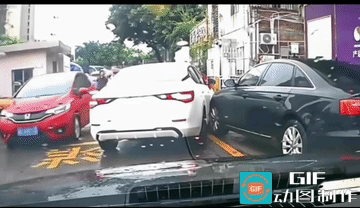 男子把车给她停好后，应该是把前轮的方向也打正了，只是她上车启动后，为了躲避前面过