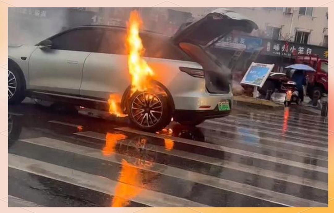 安徽一新能源车突然起火伴有爆炸声，瞬间点燃了人们心中的安全焦虑。

12月7日的